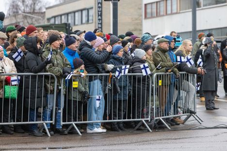 Ihmiset siirtyivät seuraamaan ohi kulkevan paraatikulkueen alkua.