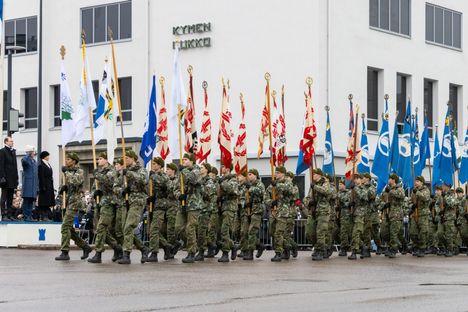 Jalan marssiva kulkue otettiin vastaan Kymen Lukon kohdalla.