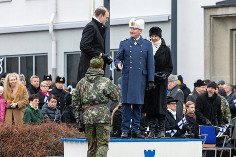 Paraatin vastaanottopaikalla oli kenraaliluutnantti Kim Jäämeren lisäksi Kouvolan kaupungin kaupunginjohtaja Marita Toikka (kuvassa oikealla) ja kaupunginvaltuuston puheenjohtaja Ville Kaunisto (kuvassa vasemmalla).