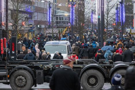 Kouvolan kadut tulvivat ihmisistä, jotka olivat tulleet seuraamaan marssia. Yleisöä pyydetiinkin saapumaan tapahtumapaikoille auton sijaan jalan, sillä marssi on aiheuttanut liikenteeseen poikkeusjärjestelyjä.