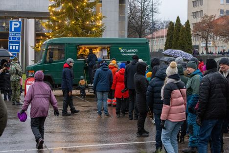 Yleisö jonotti ohimarssin yhteydessä myös sotilaskodin autolle.