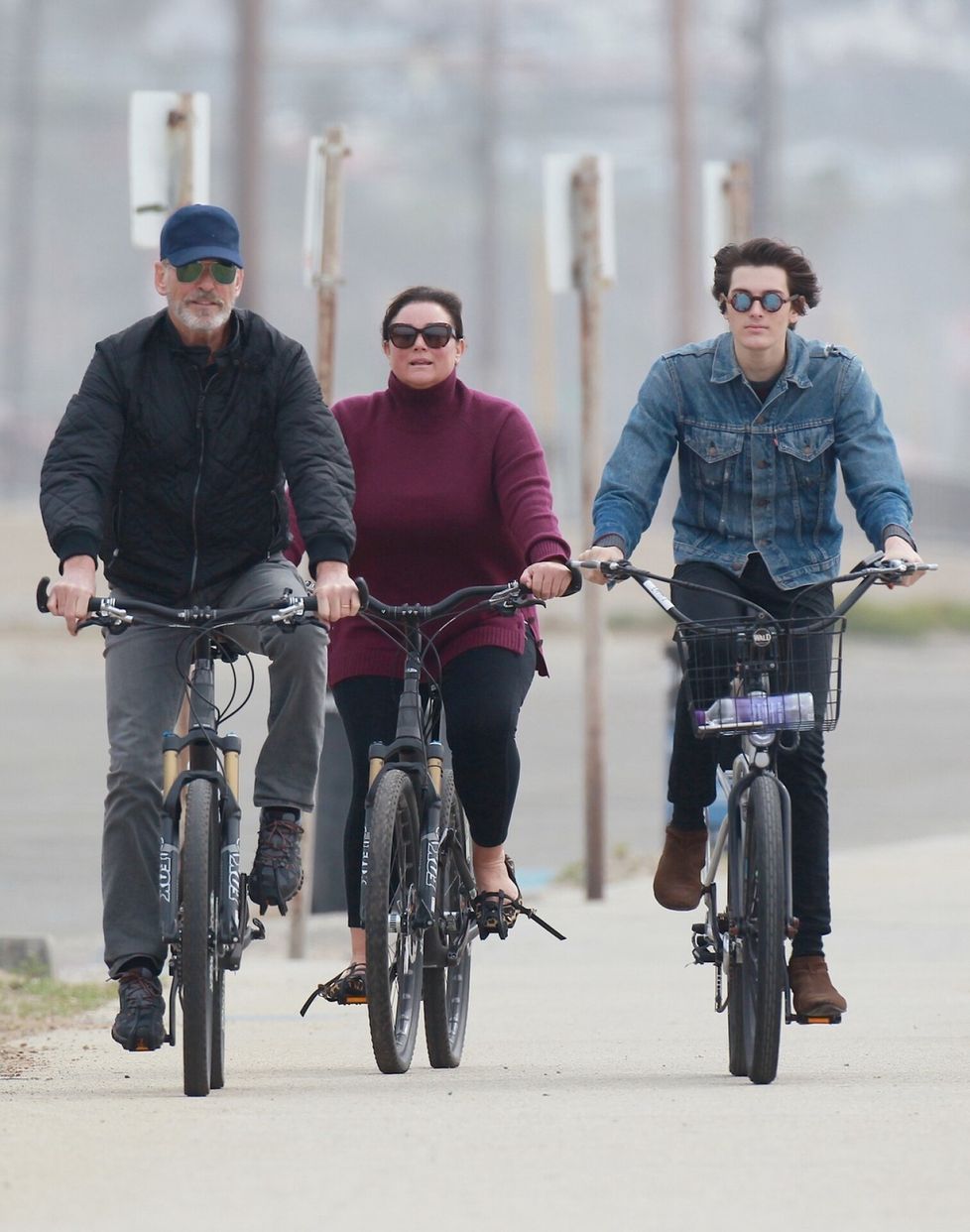 Perheretkellä Malibussa. Vanhempiensa seurassa parin esikoispoika Dylan.