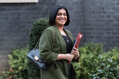 Britannian sisäministeri Shabana Mahmood on ilmoittanut ”kitkevänsä tuhlaamisen”. Turvapaikanhakijoiden majoittaminen hotelleihin lopetetaan. Myös turvapaikanhakijoille tarjotut maksuttomat taksimatkat lääkäriin loppuvat.