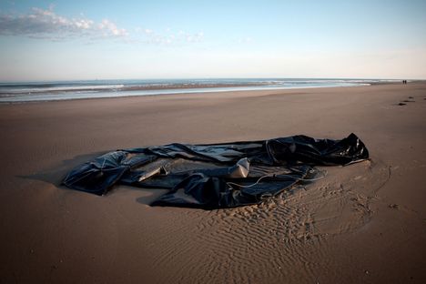 Kumiveneen jäänteet Ranskan rannikolla, josta Euroopan halki matkanneet siirtolaiset yrittävät ihmissalakuljettajien matkassa Britanniaan. Kuva heinäkuulta 2025.