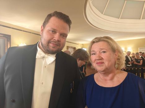 Daniel Ståhl juhli Linnan juhlissa Taina-äitinsä kanssa.