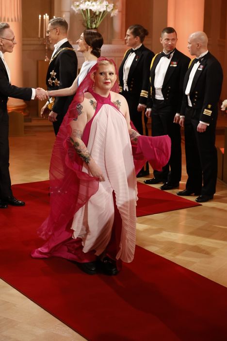 Illan puhutuin asu oli Setan puheenjohtajan Anu Kantolan niin sanottu ”vulvamekko”. Sen kanssa haluttiin kovasti myös yhteiskuviin. Kantola kirjoitti Threads-palveluun, että valtaosa yhteiskuvaa haluavista oli perussuomalaisia.