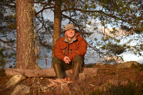 Luonto on säveltäjä Sauli Salmiselle tärkeä. Rakkaus luontoa kohtaan kuuluu myös hänen musiikissaan. ”Teen jatkossakin töitä sen eteen, että saisin ihmiset musiikin keinolla ymmärtämään, että tämä maailma ja luonto voivat huonosti. Uskon, että luonnonsuojelun rooli korostuu teoksissani entisestään.” Kuva on otettu Salmisen lempipaikalla nuotiotulilla Uuttana-järven Lehmisaaressa. Siellä moni Salmisen sävellys on saanut alkunsa. 