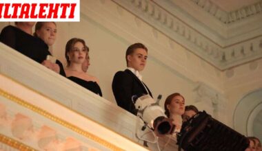 Presidenttiparin lapset seuraavat parvelta Linnan kättelyitä