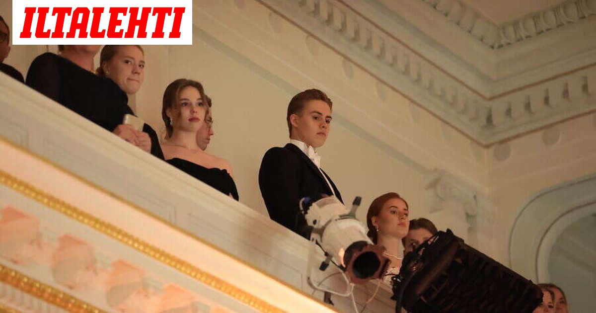 Presidenttiparin lapset seuraavat parvelta Linnan kättelyitä