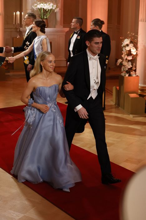 Aluksi kameroita vältellyt Aura-rakas asteli kuitenkin ylpeästi popparipuolisonsa kanssa punaisella matolla.