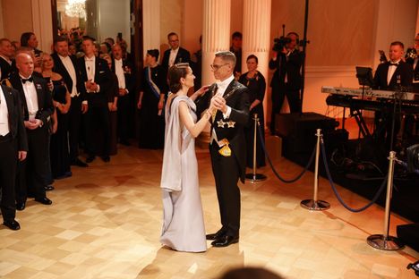 Stubbit tanssivat ensimmäisen valssin Jenni Vartiaisen Missä muruseni on -kappaleen tahtiin.