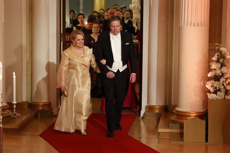 Katri Helena sai kunnian olla ensimmäinen, joka kätteli Stubbia. Hän edusti Linnassa pitkäaikaisen kumppaninsa ja entisen managerinsa Tommi Liimataisen kanssa.