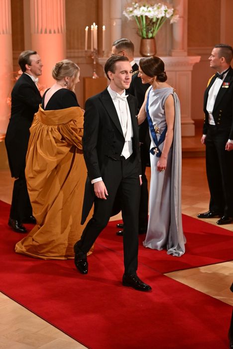 Kevin Holmström ja hänen puolisonsa Lina Raunio kättelevät presidenttiä.