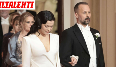 Jenni Vartiainen avasi Linnan juhlat tällä puvulla