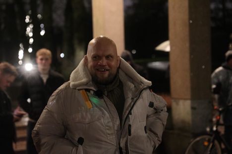 Ilmén kertoi tulleensa hautausmaalle promoamaan.