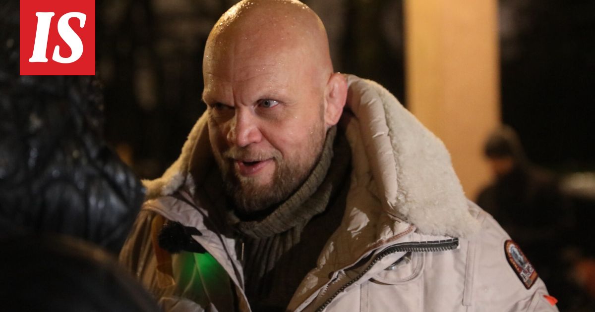 Mika "Immu" Ilmén 612-kulkueen luona hautausmaalla