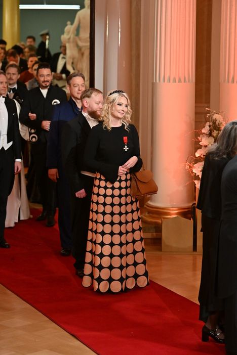 Laura Huhtasaaren käsilaukku kiinnitti tv-katsojien huomion kättelyjonossa.