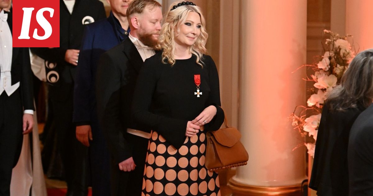 Linnan juhlat 2025: Laura Huhtasaaren laukku varasti huomio Linnan juhlissa