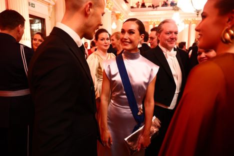 Viime vuonna mustissa juhlinut Sanna Marin juhli Linnassa vaaleassa ja tyköistuvassa iltapuvussa.