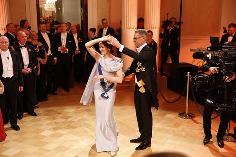 Alexaner Stubb ja Suzanne Innes-Stubb tanssivat Jenni Vartiaisen Missä muruseni on -kappaleen tahtiin.