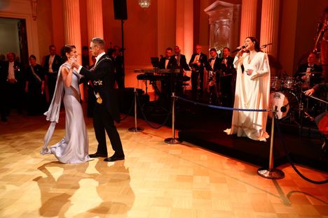 Suzanne Innes-Stubb ja Alexander Stubb valssasivat illan ensimmäisen laulun tahtiin. Se oli Jenni Vartiaisen Missä muruseni on.