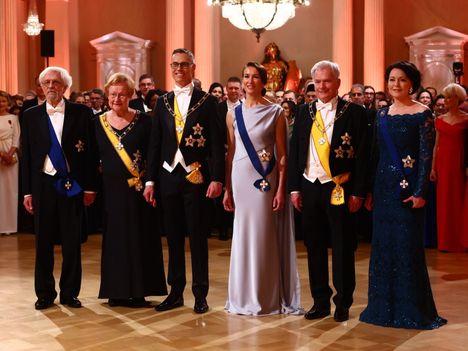 Kolme presidenttiä puolisoineen koolla. Vasemmalta oikealle: Pentti Arajärvi ja Tarja Halonen, Alexander Stubb ja Suzanne Innes-Stubb sekä Sauli Niinistö ja Jenni Haukio.