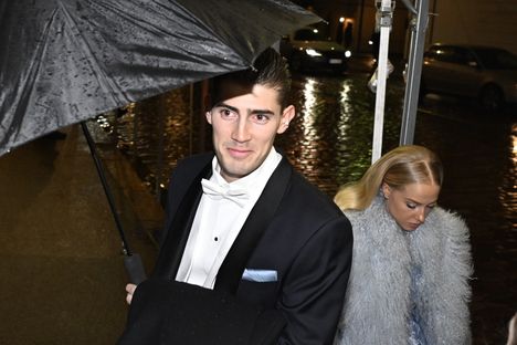 Laulaja Robin Packalen toi kumppaninsa Auran ensimmäistä kertaa julkisuuteen.