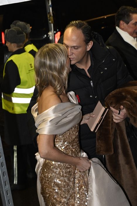 SDP:n kansanedustaja Maria Guzenina edusti Linnassa yksin. Puoliso Yiannis Dalmas saattoi hänet kuitenkin ovelle. – Hän on sillä tavalla ehkä ujo ja olisi voinut tullakin, mutta sitten ajattelimme, että ehkä ensi vuonna on oikea hetki, Guzenina kertoi kreikkalaisrakkaastaan IS:lle.