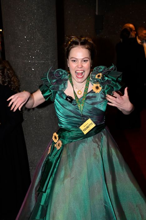 Tourette-diagnoosistaan tunnettu kansalaisaktivisti Katariina Räikkönen edusti smaragdinvihreässä iltapuvussa, jossa oli auringonkukkia. – Tärkeintä on, että mä selviän siitä kättelystä, sitten mä voin vaan olla rauhassa loppuillan, hän kertoi IS:lle.