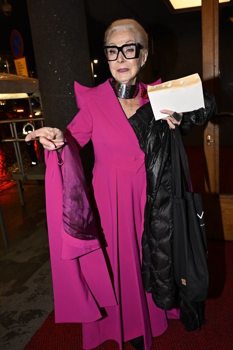 Ikinuori Seela Sella, aivan pian 89, edusti Linnassa sähäkässä fuksianpunaisessa asussa. Nenällä olivat niin ikään vaikuttavat paksusankaiset silmälasit.