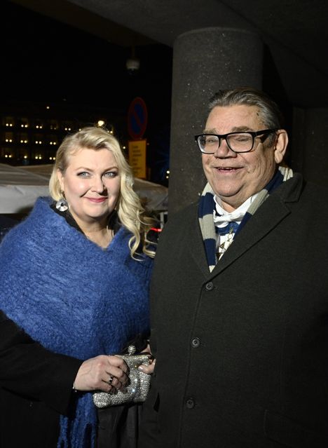 Ex-persupomo Timo Soini ei ole ollut Linnassa sitten vuoden 2018. Tänä vuonna kuitenkin tärppäsi. Mukana puoliso Tiina Soini.