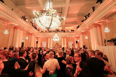 Tanssilattialla oli tiivis meininki.