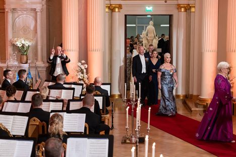 Illan korkeakulttuurillinen annos saatiin alkuillasta, kun orkesteri säesti juhlavieraiden saapumista.