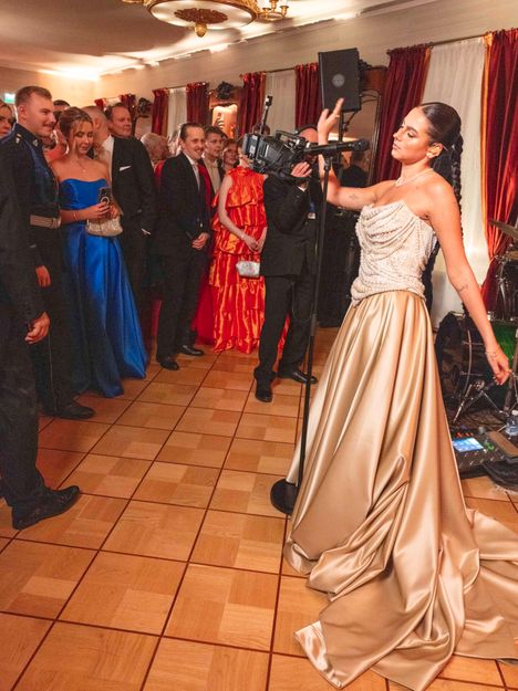 Itsenäisyyspäivän vastaanotolla esiintyi Mirella. Hänellä oli yllään vaalea mekko, jonka yläosaa koristivat helminauhat.