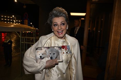 Perussuomalaisten kansanedustaja Ritva ”Kike” Elomaalla oli mukanaan ehkä illan hilpein laukku.