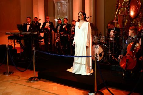 Juhlavieraat saivat tanssia parketilla upean Jenni Vartiaisen musiikin tahtiin.