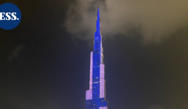 Maailman korkein rakennus komeili sinivalkoisena | Uutissuomalainen