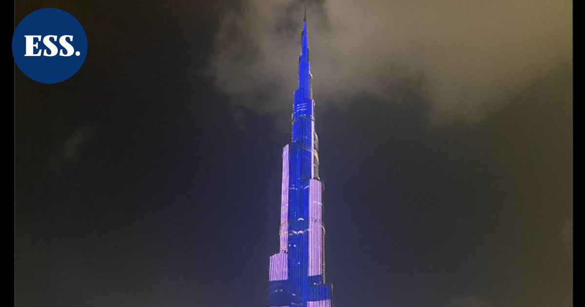 Maailman korkein rakennus komeili sinivalkoisena | Uutissuomalainen