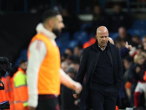 Arne Slot (oik.) on penkitti taas Mohamed Salahin.