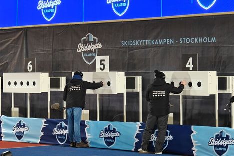 Liperiläisyrityksen tiimi tarkastamassa maalitauluja kilpailujen välissä Tukholmassa järjestetyssä kutsukilpailussa.