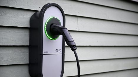 Haasteita siirtoverkoille tuo esimerkiksi yleistyvä sähköautojen lataaminen.