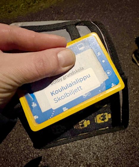 Botby Grundskolassa käytössä oleva kortti ja siihen liimattu tarra. Peukalo peittää lapsen nimen. Ruotsinkielinen peruskoulu sijaitsee Vartiokylässä.