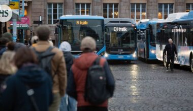 Bussikuskit jättävät lapsia pysäkille – Kaikki osalliset ovat pahoillaan ja syyttävät toisiaan
