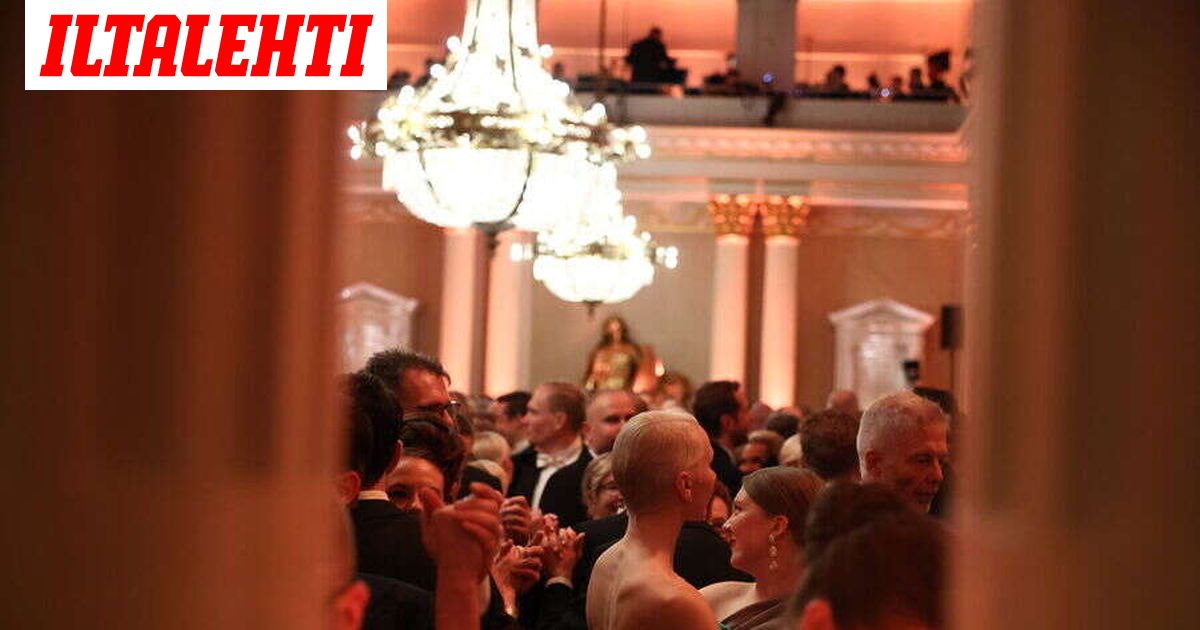 Linnan jatkoille satojen metrien jono – Jenna Simula ja joukko kansanedustajia jäivät ulkopuolelle