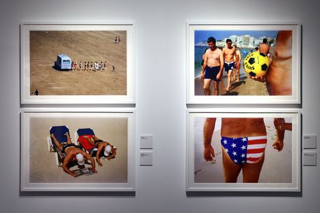 Martin Parrin valokuvia esillä Short & Sweet -näyttelyssä MUDEC-museossa 9. helmikuuta 2024 Milanossa, Italiassa. Parrin kuvaustyyli oli rehellistä, räväkkää ja suoran salamankäytön valaisemaa.