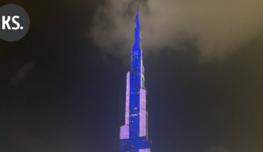 Maailman korkein rakennus komeili sinivalkoisena | Uutissuomalainen