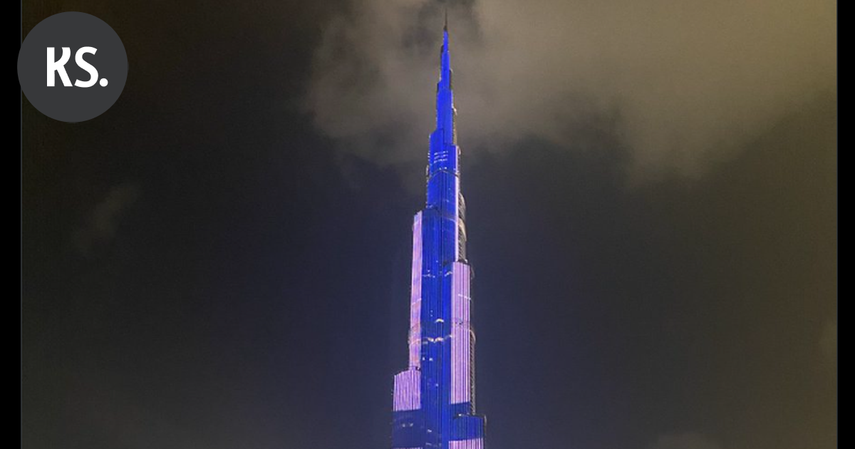 Maailman korkein rakennus komeili sinivalkoisena | Uutissuomalainen