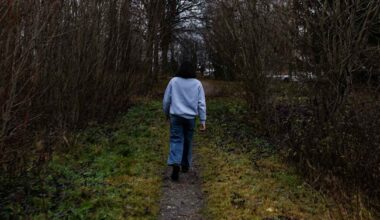 He muuttivat maailman onnellisimpaan maahan – Suomessa heistä tuli uusi köyhälistö | MOT