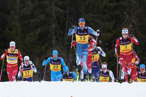 Iivo Niskanen yritti pitää vauhtia lauantain skiathlonin perinteisen osuudella mutta hyytyikin vielä sen aikana kauas kärjestä.