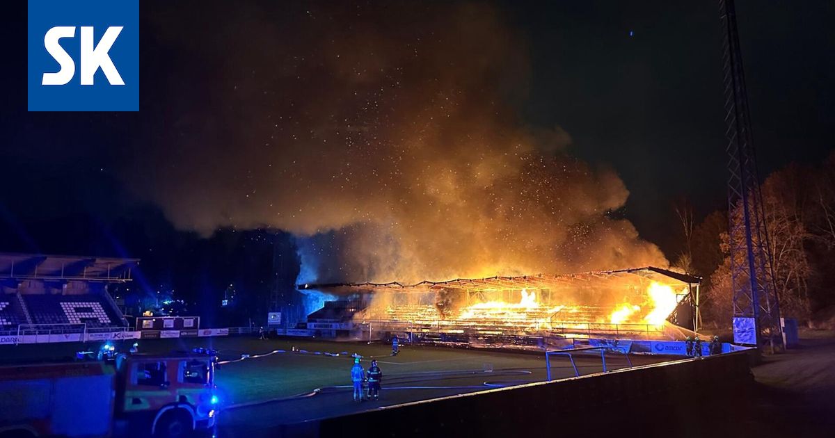 Valkeakoskella jalkapallokentän päätykatsomo on ilmiliekeissä